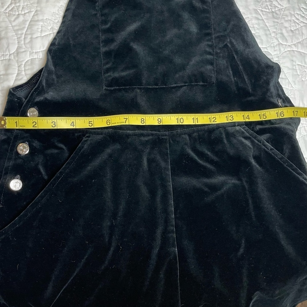 Y2K/90’s Black Velvet Overall Cutoffs Womens M
Body Action Design Jeffrey Halper - Picture 2 of 11